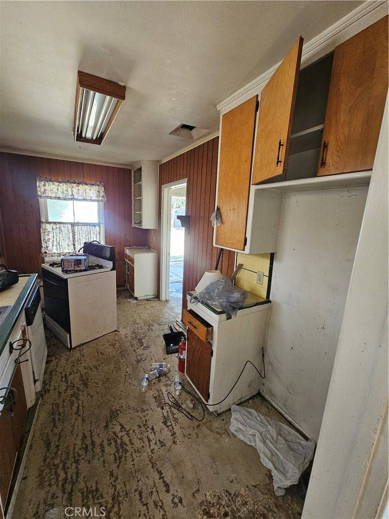 Northridge, CA 91325,8132 White Oak AVE