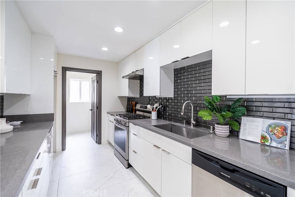 Van Nuys, CA 91405,14715 Archwood ST