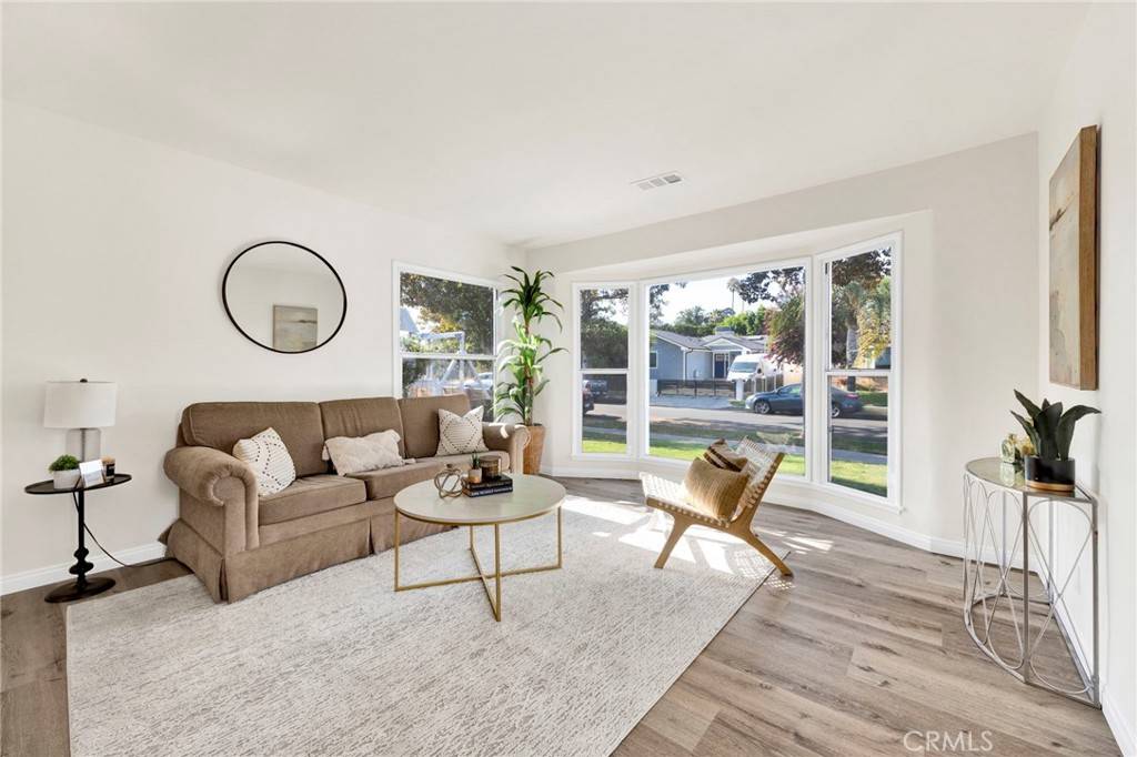 Lake Balboa, CA 91406,17350 Hamlin ST