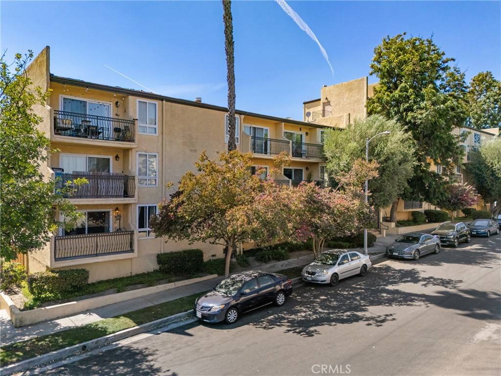 Valley Village, CA 91607,5257 Radford AVE #107