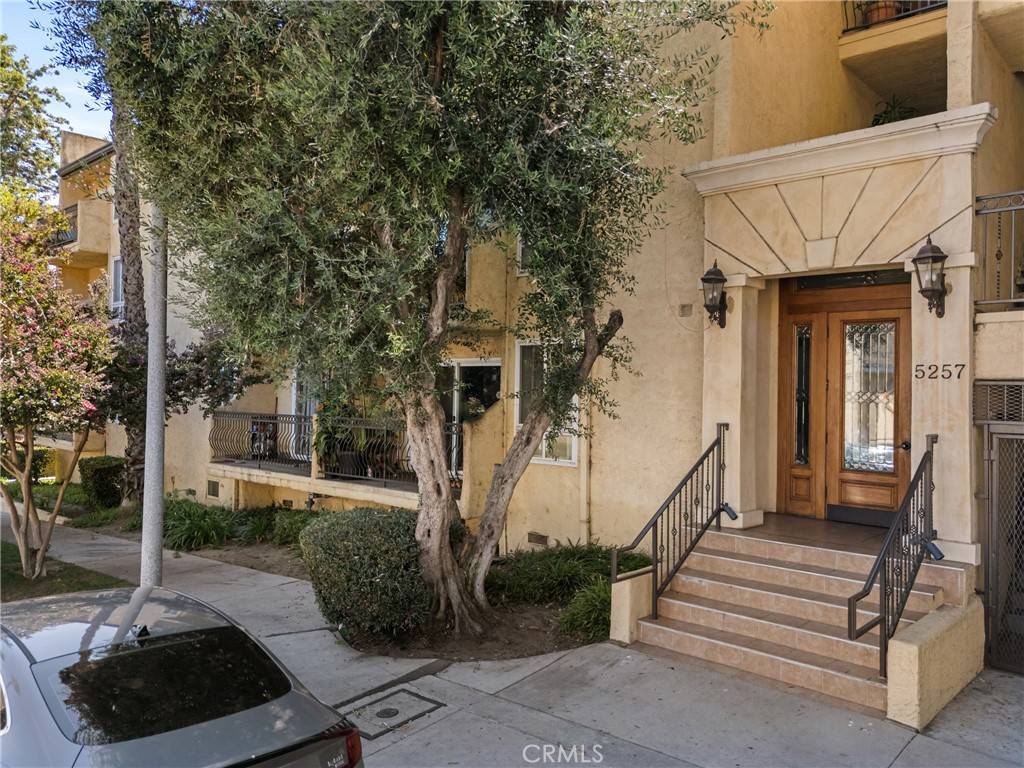 Valley Village, CA 91607,5257 Radford AVE #107