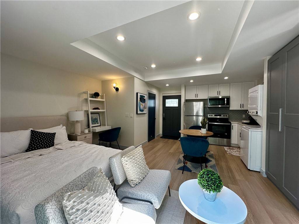 Sherman Oaks, CA 91423,4933 Murietta