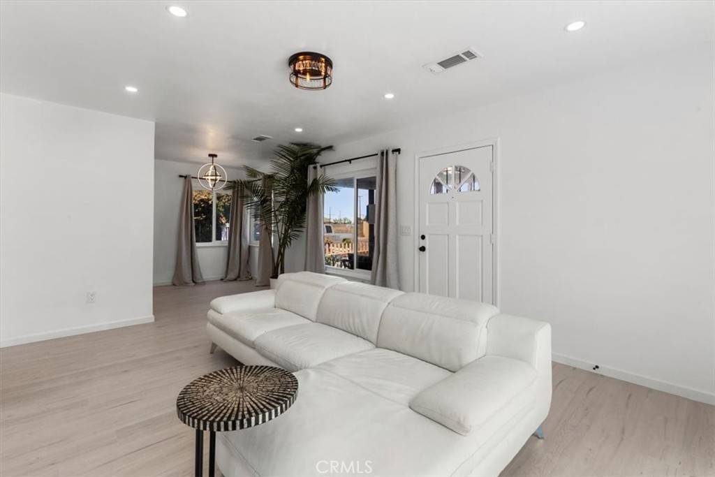 Compton, CA 90220,1902 W 156th ST