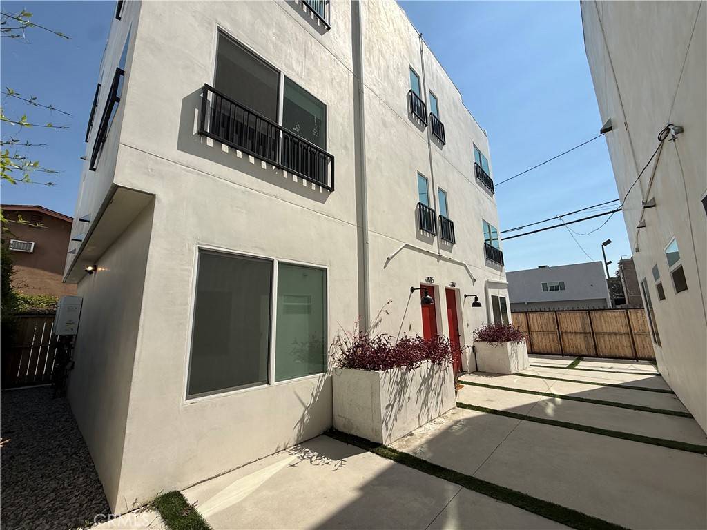 Canoga Park, CA 91303,21717 Hart