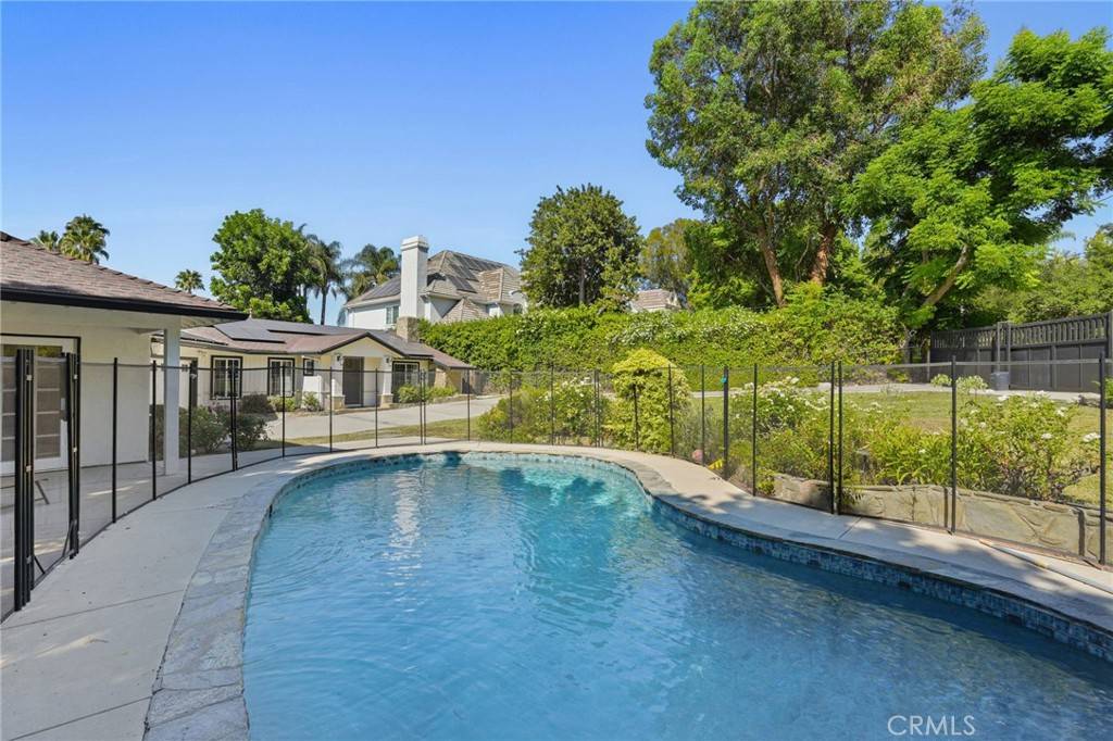 Tarzana, CA 91356,18433 Tarzana DR