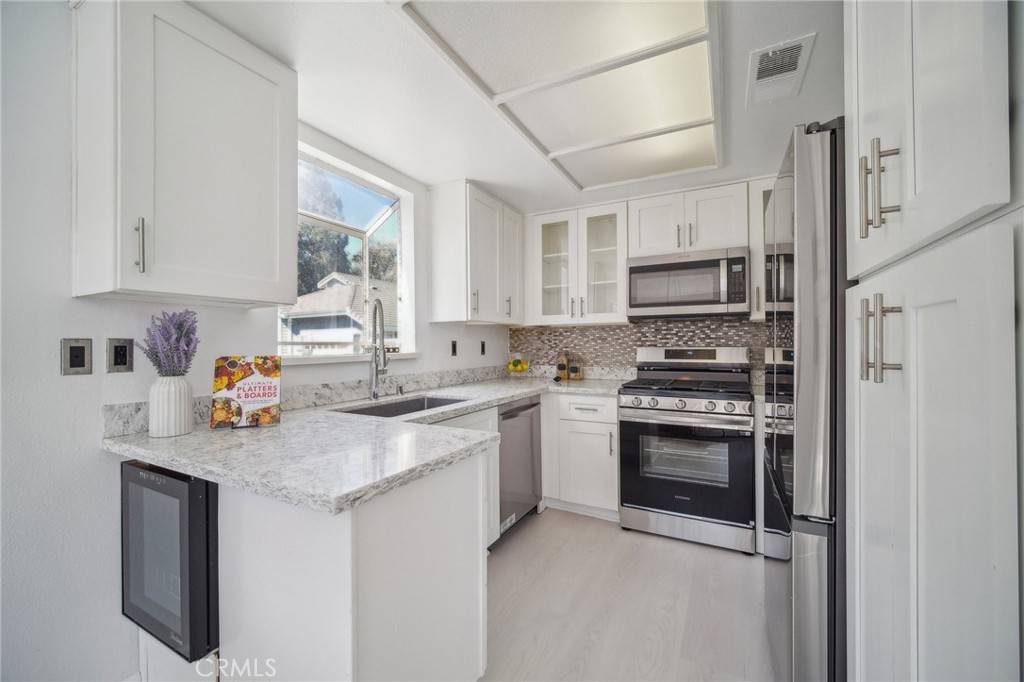 Canyon Country, CA 91351,26970 Flo LN #310