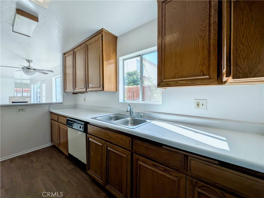 Arleta, CA 91331,9235 Woodman AVE #G