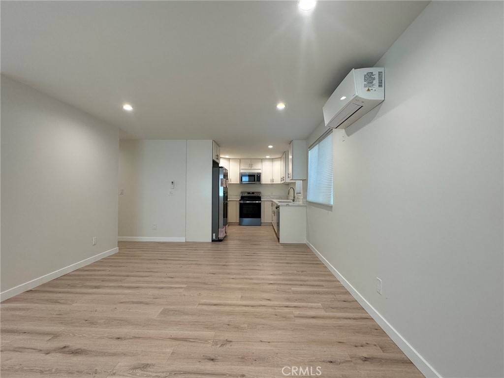 Van Nuys, CA 91411,5724 Noble AVE