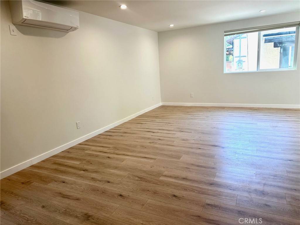 Van Nuys, CA 91411,5724 Noble AVE