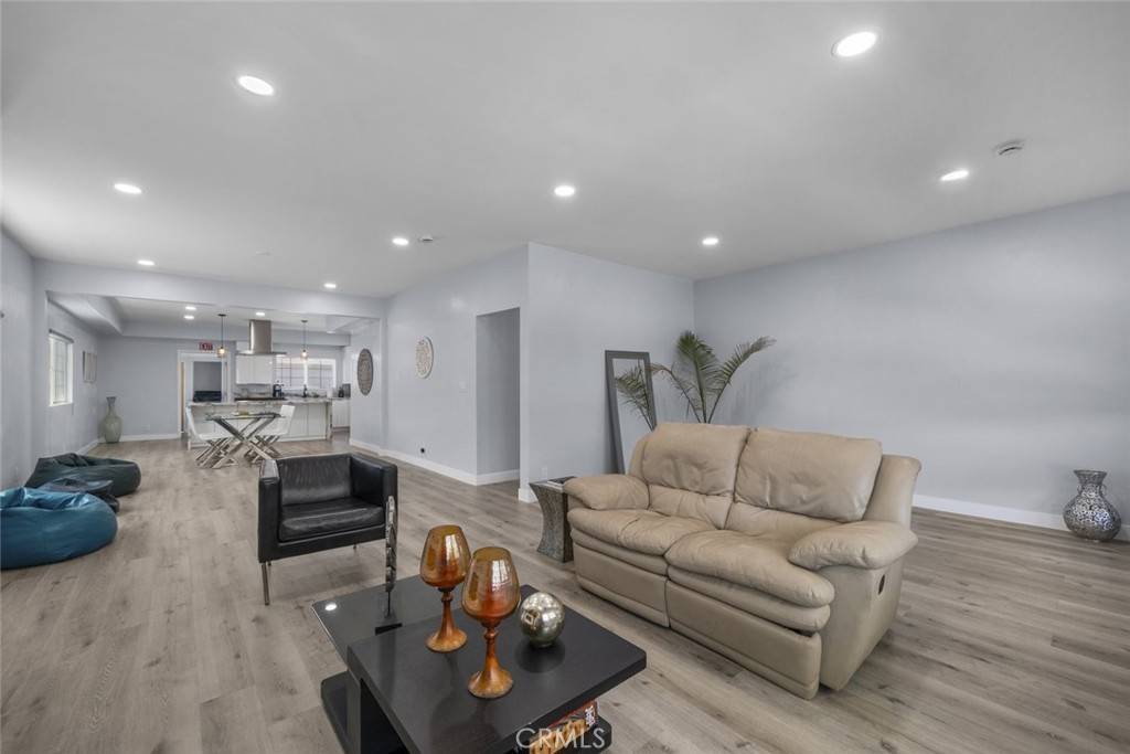 Los Angeles, CA 90027,1727 N Kenmore AVE