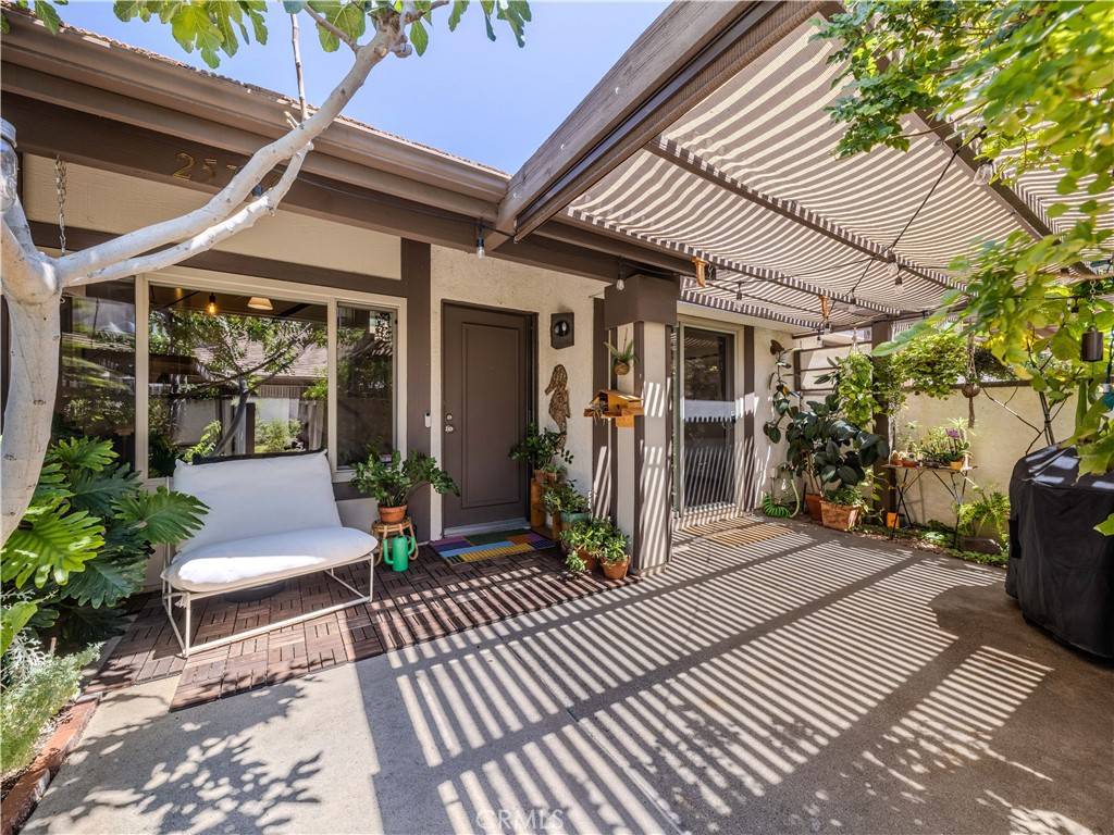 Valencia, CA 91355,25786 Vista Fairways DR