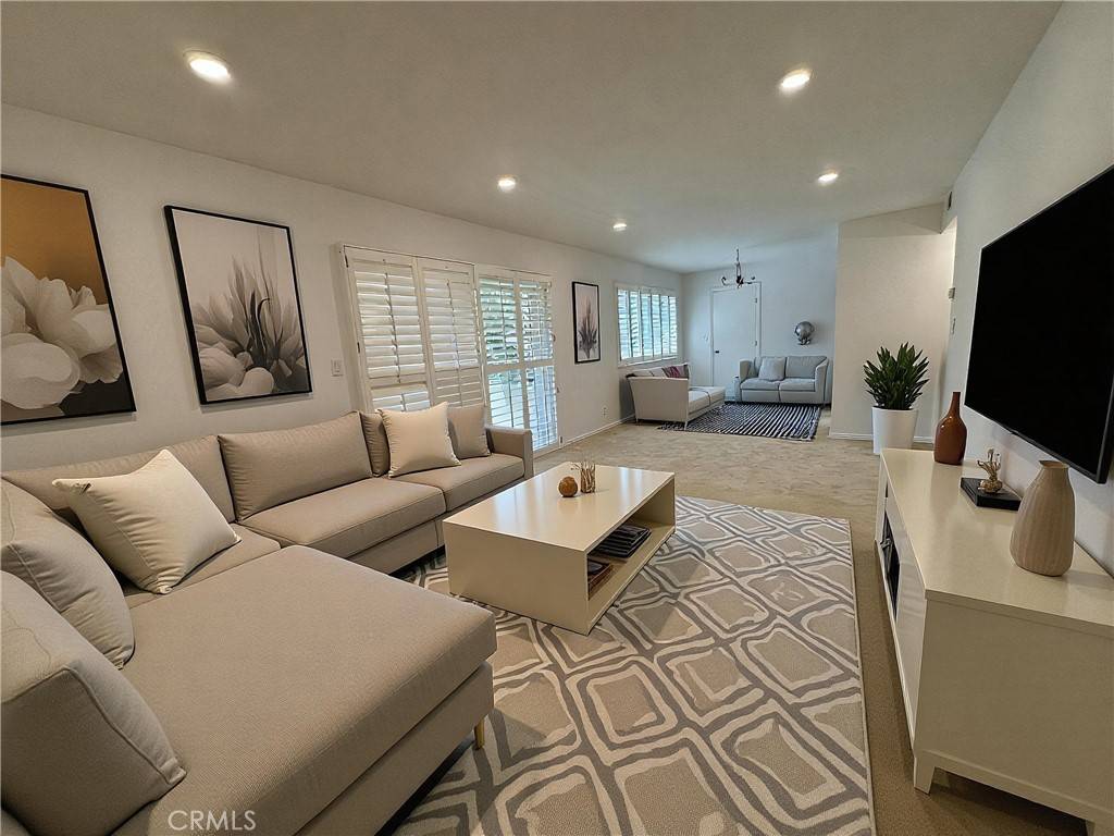 Los Angeles, CA 90068,6702 Hillpark DR #308