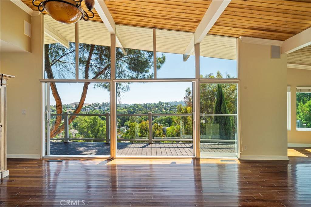 Woodland Hills, CA 91364,5102 Medina RD