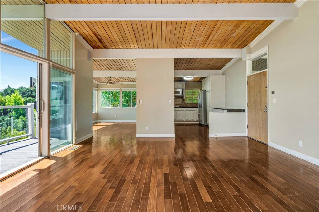 Woodland Hills, CA 91364,5102 Medina RD