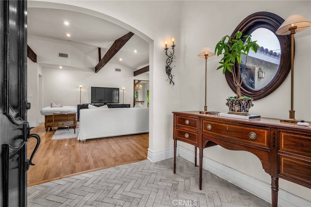 Woodland Hills, CA 91364,22015 Independencia ST