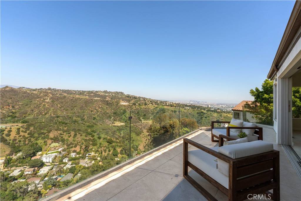 Beverly Hills, CA 90210,1680 Summitridge DR