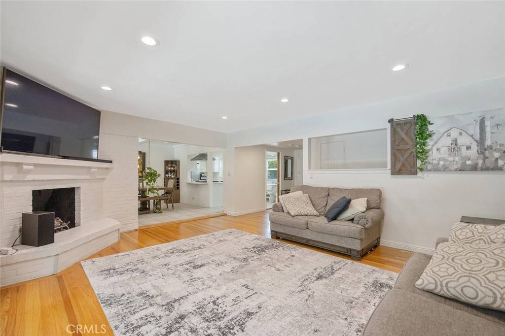 Woodland Hills, CA 91367,23818 Oxnard ST