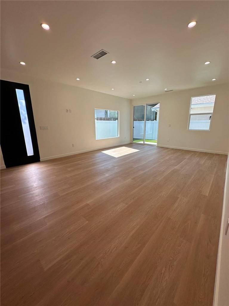 Canoga Park, CA 91303,21824 Cohasset ST