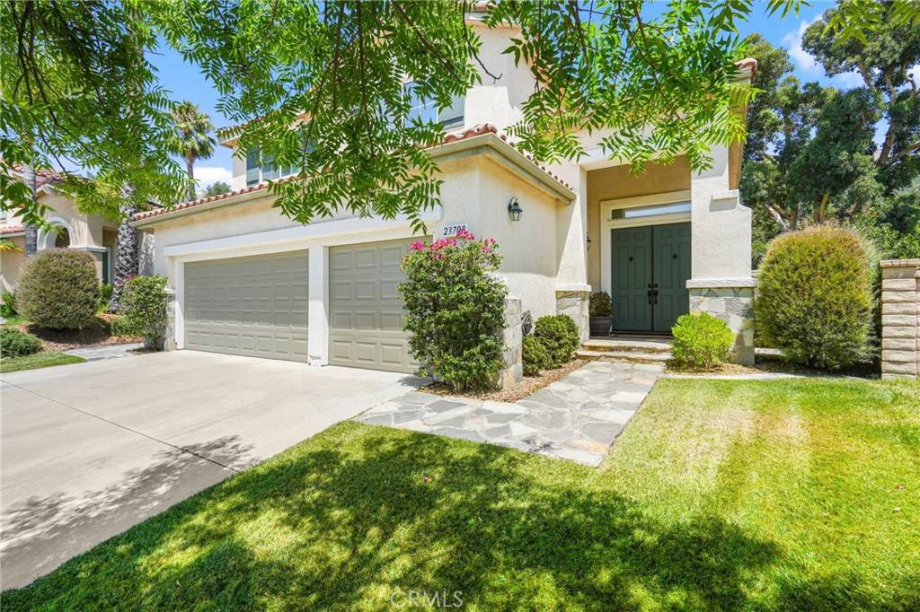 Newhall, CA 91321,23708 Oak CIR