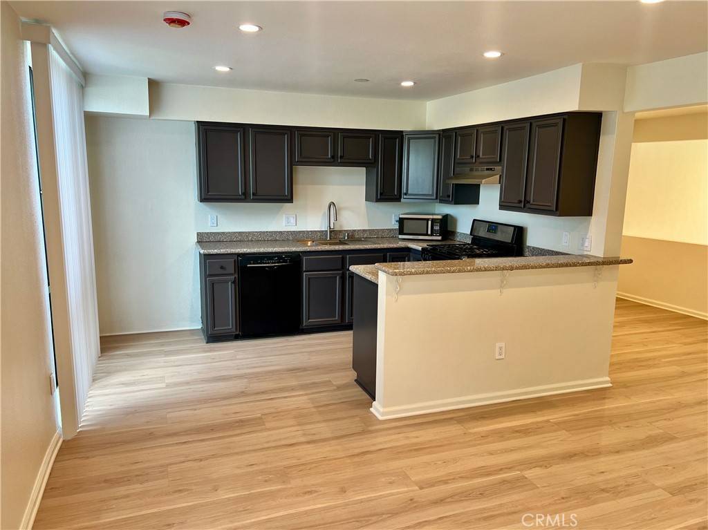 Woodland Hills, CA 91303,22038 Vanowen ST #105