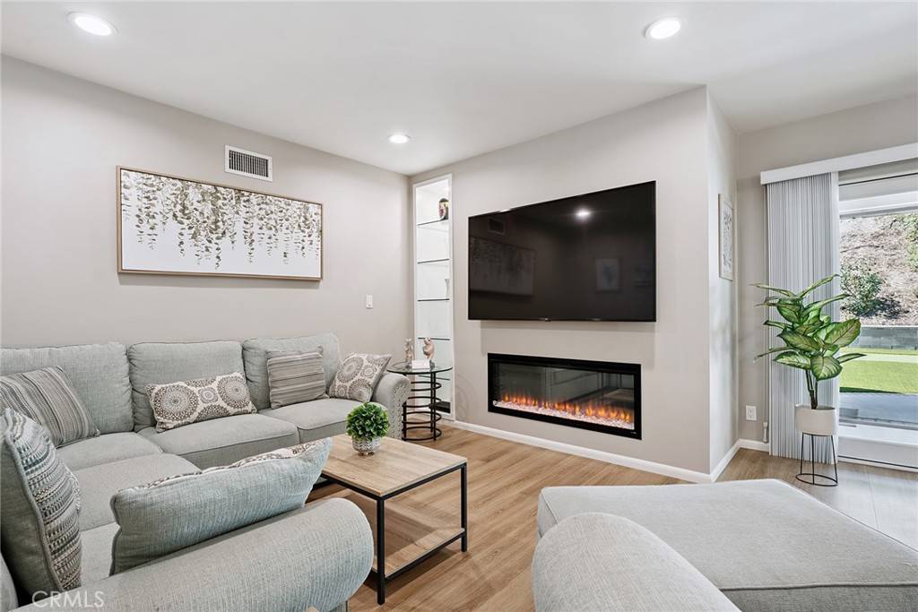 Woodland Hills, CA 91367,5929 Adler AVE