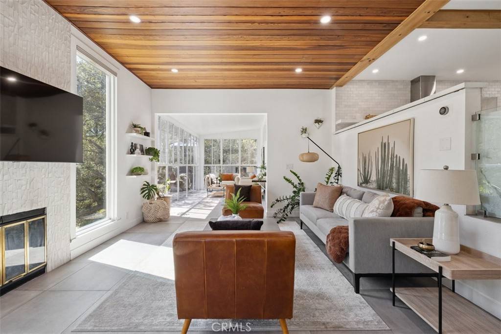 Canoga Park, CA 91304,380 Box Canyon RD