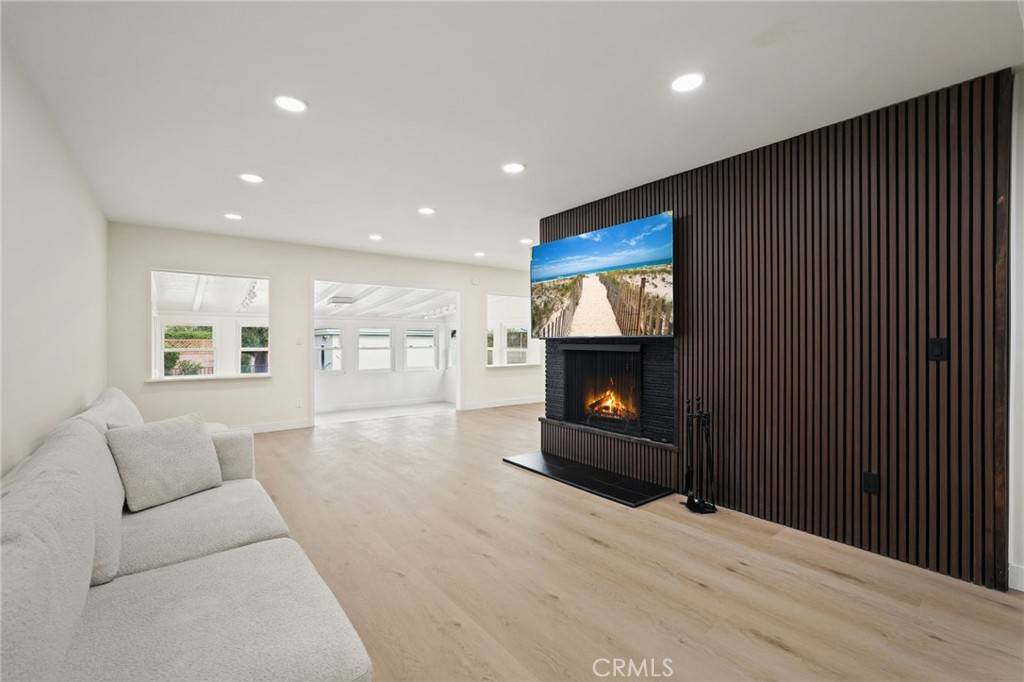 Reseda, CA 91335,6556 Corbin AVE