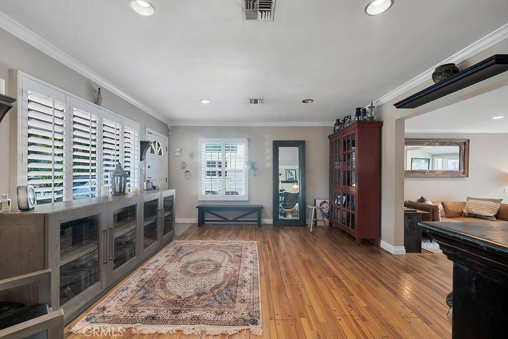 Woodland Hills, CA 91364,22051 Avenue San Luis