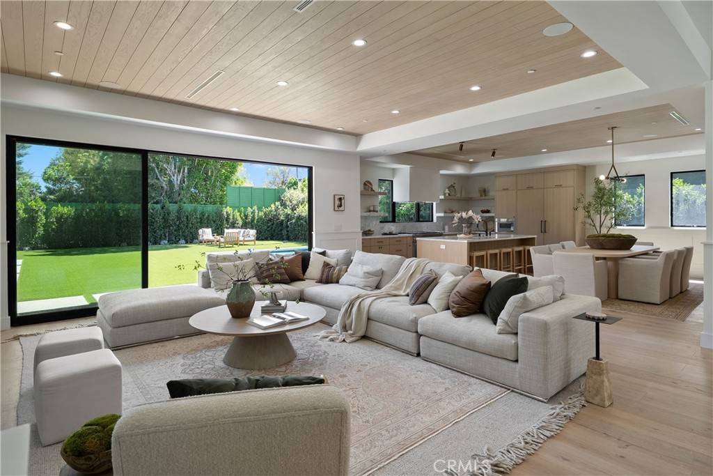 Valley Village, CA 91607,4828 Radford AVE