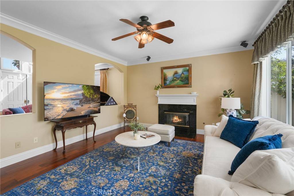 Newhall, CA 91321,23703 Oak Circle