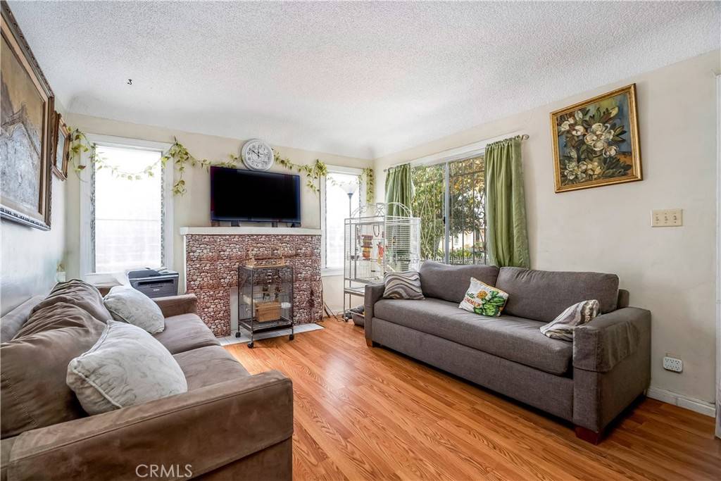 Los Angeles, CA 90047,6030 W Wilton