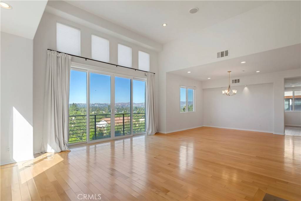 Woodland Hills, CA 91367,5678 Como Circle