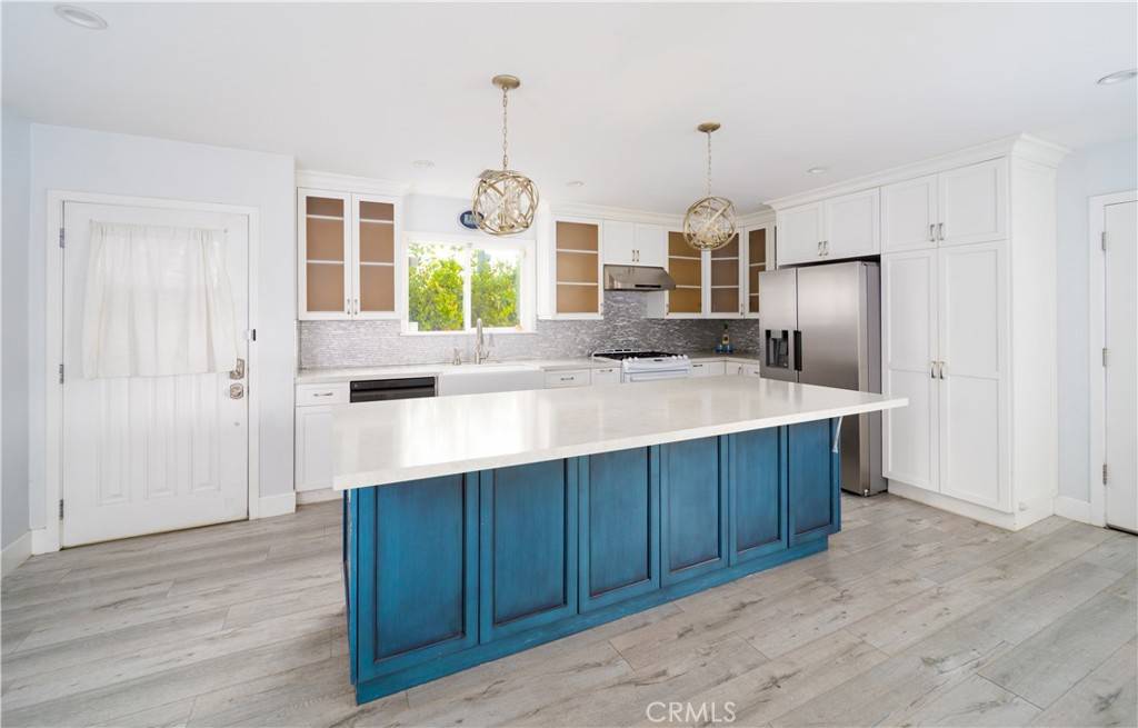 Woodland Hills, CA 91303,22149 Victory BLVD