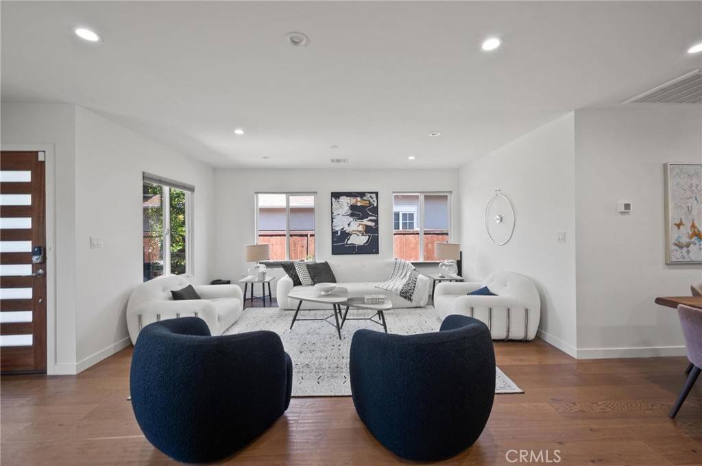 Encino, CA 91316,17642 Calvert ST