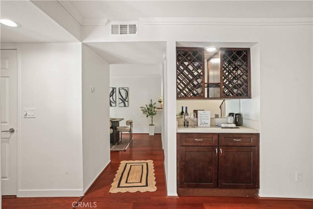 Woodland Hills, CA 91367,21620 Burbank #22