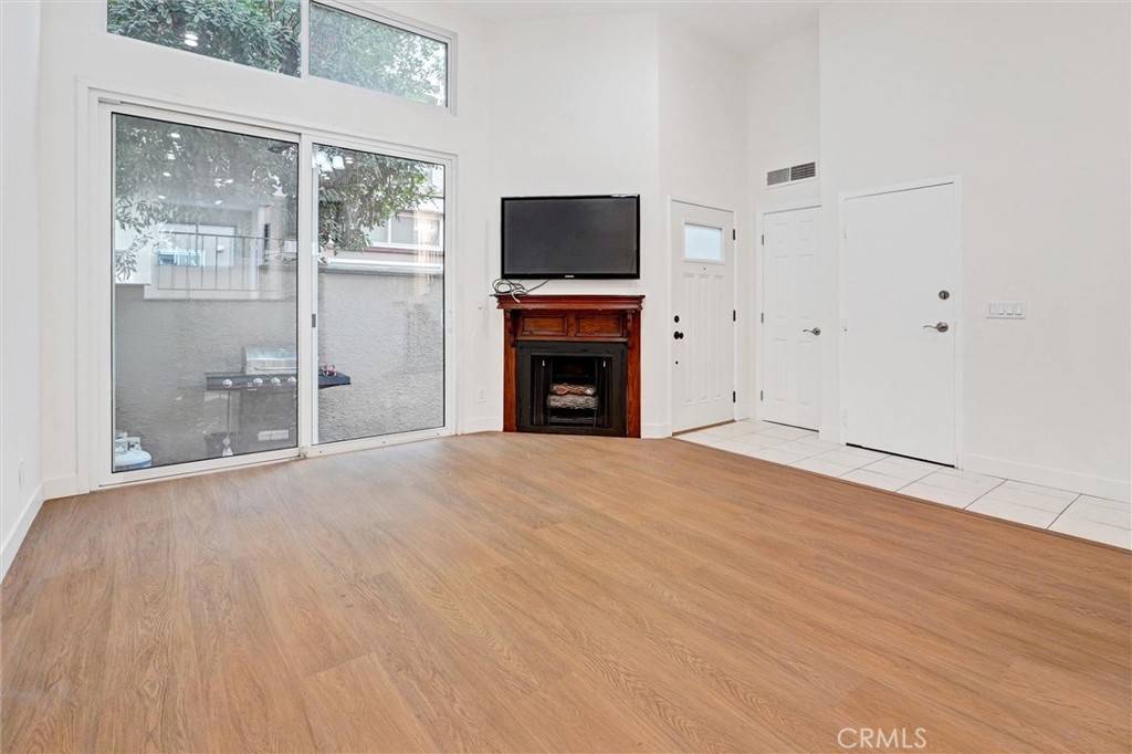 Chatsworth, CA 91311,21901 Lassen ST #121