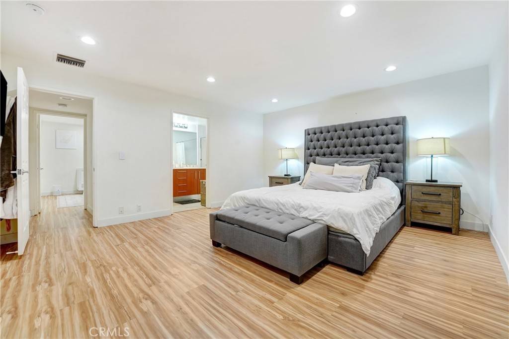 Tarzana, CA 91356,18324 Clark #119