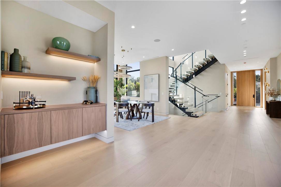 Encino, CA 91316,5170 Amestoy Ave.