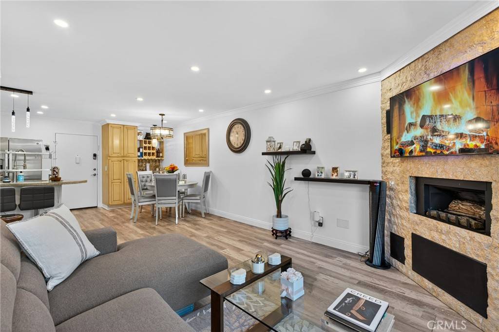 Woodland Hills, CA 91367,5550 Owensmouth #107