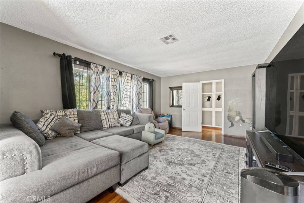 Arleta, CA 91331,8859 Dorrington Avenue