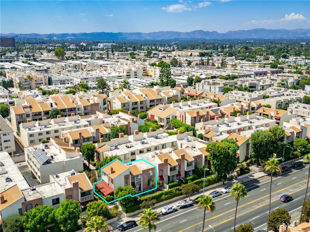 Encino, CA 91316,5225 White Oak AVE #1