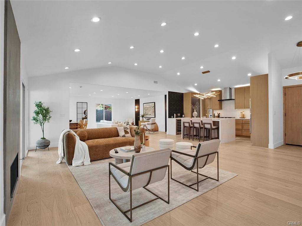 Woodland Hills, CA 91367,24100 Philiprimm ST