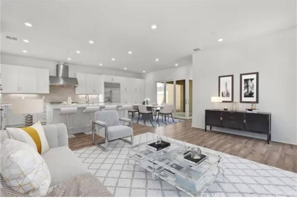 Valencia, CA 91381,27503 Golden Currant