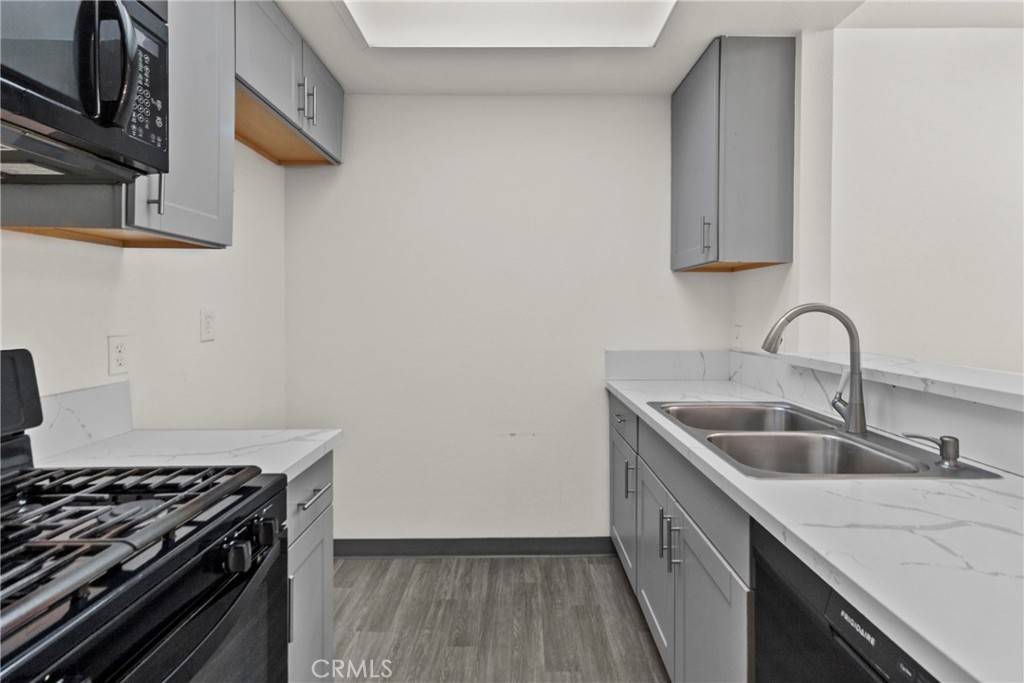 Reseda, CA 91335,19350 Sherman Way #125