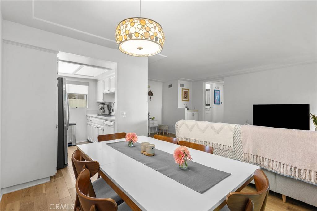 Sherman Oaks, CA 91423,4859 Coldwater Canyon AVE #4