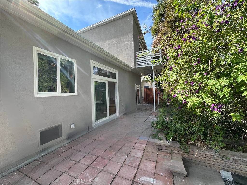 Woodland Hills, CA 91364,22037 Ybarra