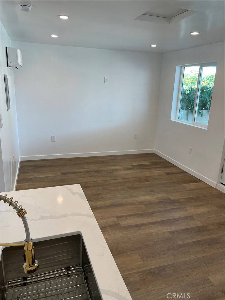 Woodland Hills, CA 91367,24306 Victory #1/2