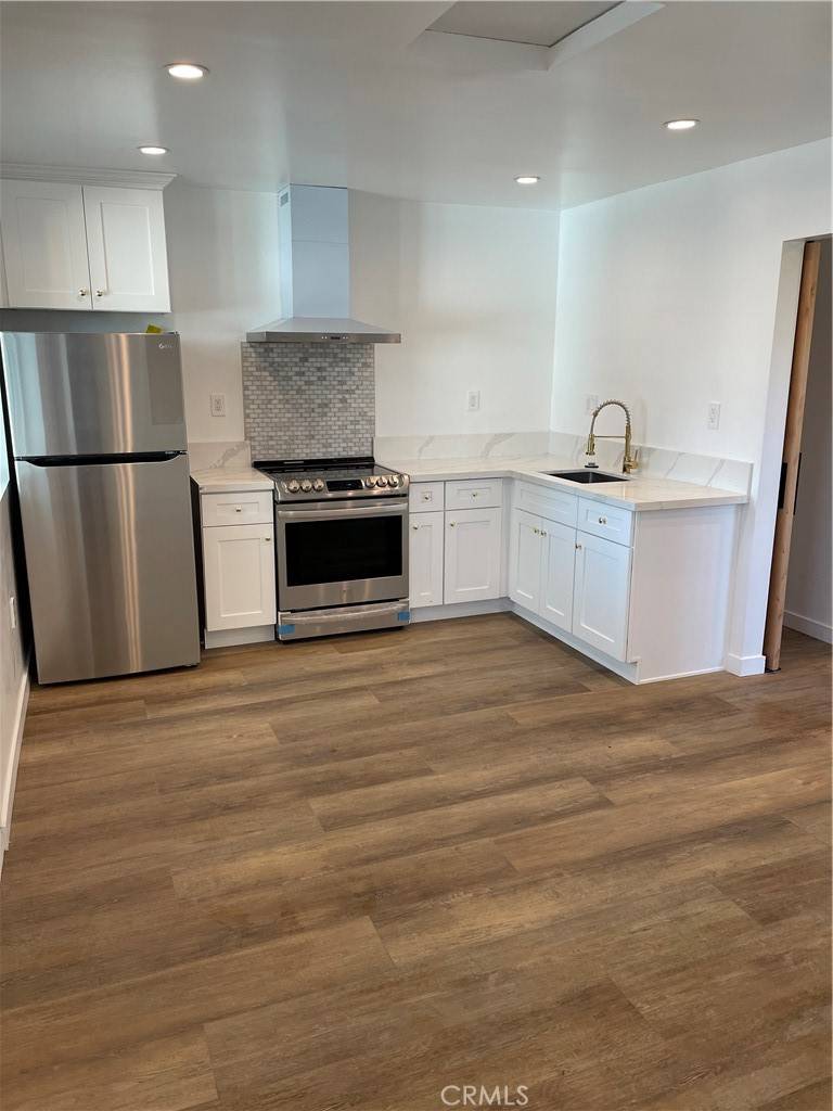 Woodland Hills, CA 91367,24306 Victory #1/2