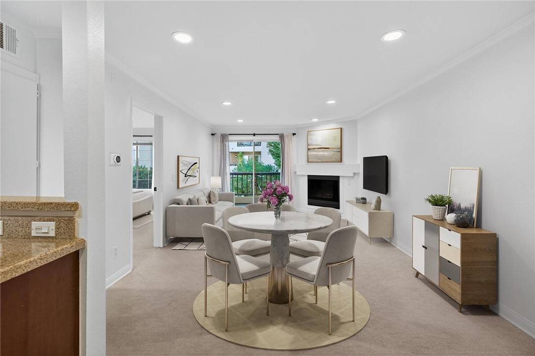 Woodland Hills, CA 91367,5540 Owensmouth #209