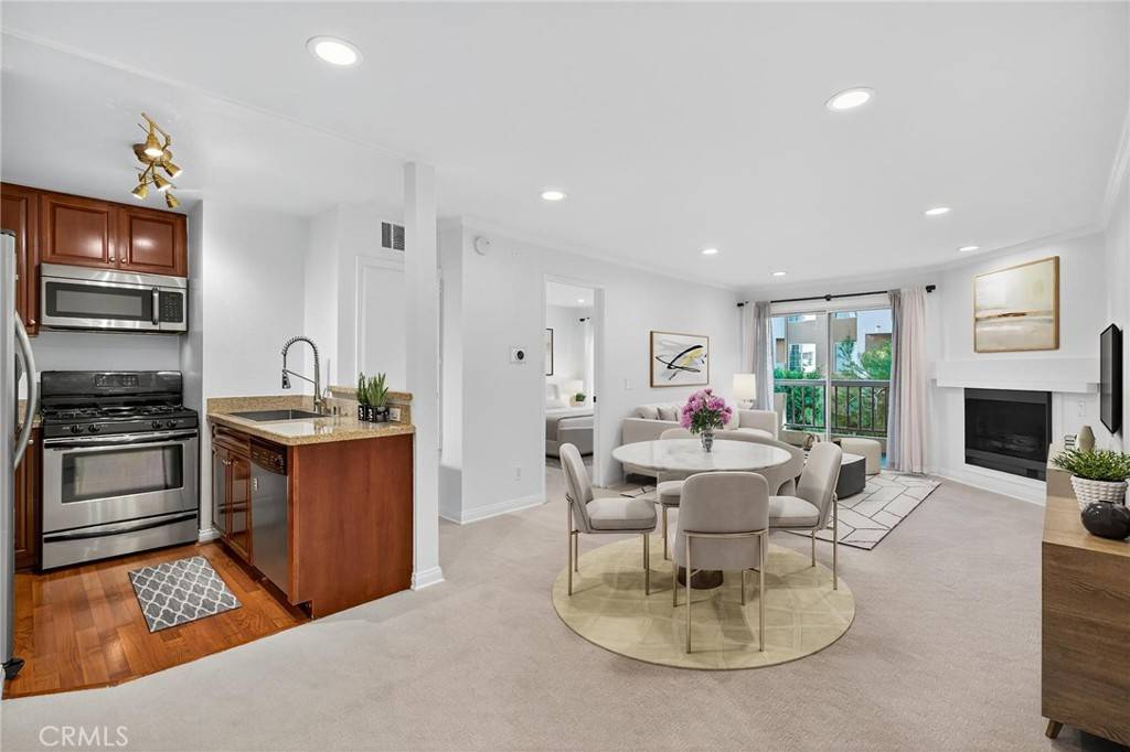 Woodland Hills, CA 91367,5540 Owensmouth #209